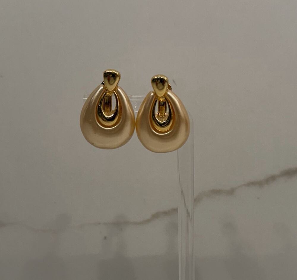 Napier Vintage Gold Tone Champagne Pearlized Teardrop Screw Back Clip Earrings